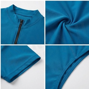 Ensemble de yoga 2 pièces imprimé papillon bleu avec finition dorée, body à col en V profond et jupe portefeuille longueur genou - Product Image 4