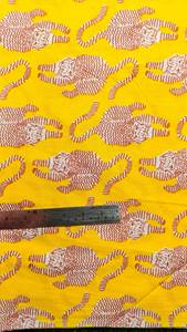 Tela de algodón con estampado de tigre amarillo por yarda, tela de algodón suave y ligera para vestidos de mujer y costura a precio de fábrica. - Product Image 3