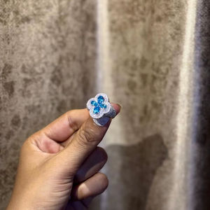 Anillo de Lujo con Flor de Trébol y Moissanita Azul para Mujer, Anillo de Destaque con Halo Brillante, Elegante Regalo de Aniversario, Diseño de Joyería - Product Image 1