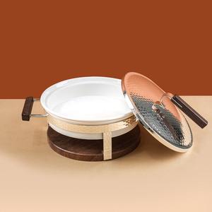 Plat à chafing de luxe en acier martelé avec chauffe-plats en métal blanc, base et poignées en bois pour buffet, fête, mariage, traiteur - Product Image 2