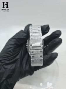Montre-bracelet de luxe pour homme, personnalisée, en gros, entièrement sertie de diamants, style Santos, cadran squelette automatique, en acier inoxydable - Product Image 5