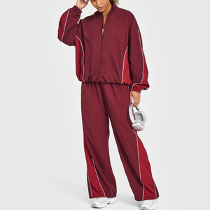 Conjunto Deportivo Ligero Color Rojo Granate para Verano, Chaqueta Cortavientos y Pantalones Jogger con Cierre de Cordón y Ribete en Contraste, Tallas Grandes - Product Image 1