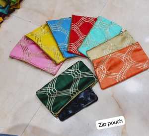 กระเป๋าซิปผ้าไหมอินเดียแบบดั้งเดิมสำหรับผู้หญิง สำหรับงานแต่งงาน งานดิวาลี งานพูจา และของชำร่วยงานปาร์ตี้ - กระเป๋าสีสันหลากหลาย เป็นมิตรกับสิ่งแวดล้อม - Product Image 2