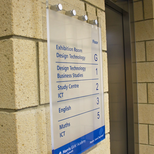 Panneau signalétique en mica acrylique imprimé UV de haute qualité, directement de l'usine, pour l'image de marque intérieure et l'identification des pièces – Vietnam - Product Image 4