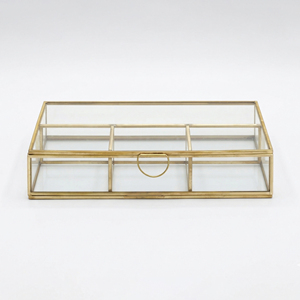 Boîte à bijoux vintage en verre, au design transparent, avec un cadre en métal fini or classique, conçue pour un rangement organisé. - Product Image 5