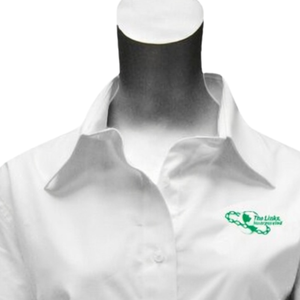 Camisa de Vestir Blanca con Botones The Links, con Logotipo Bordado en Verde Kelly, Ropa Formal y Casual para Hombre, Suministro al por Mayor - Product Image 6