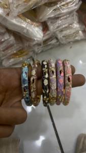 Brazaletes de resina lacados multicolor, elaborados en tonos vibrantes, ideales para uso festivo, regalos y un estilo étnico elegante. - Product Image 4