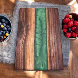 Planche à découper en bois artisanale avec rivière de résine verte, rectangulaire, antidérapante, lavable au lave-vaisselle, pièce unique - Product Image 2