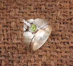 Anillo de Plata de Ley 925 con Peridoto Natural y Engaste de Bisel de Abeja, Gema Verde de Nacimiento de Agosto para Mujer, Venta al por Mayor - Product Image 2