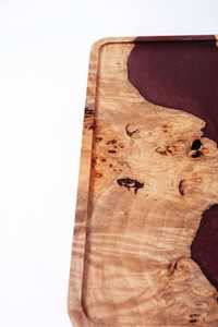 Bandejas de Almacenamiento de Lujo con Resina Epoxi Efecto Ola Oceánica y Madera Natural de Acacia con Asas Metálicas Doradas Premium para un Entretiempo Elegante en el Hogar - Product Image 3