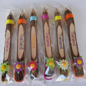 Llavero Clásico Ecológico de Madera Tallada, Hecho a Mano con Madera de Tamarindo, Decorado con Cuerda de Color y Flor de Papel de Morera TH - Product Image 6