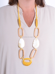 ลดกระหน่ำสร้อยคอจี้ไม้ทำด้วยมือและเรซินโซ่สีดำพร้อมฝังดอกไม้ | ของขวัญที่ไม่เหมือนใครสำหรับผู้หญิง - Product Image 4