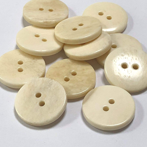 Camisa Redonda de Moda Hecha a Mano y Ecológica con Botones de Hueso Auténtico - Product Image 3