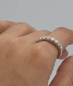 Anillo de Oro de 18K con 7 Diamantes Cultivados en Laboratorio de 0.70 CT para Mujer |   Anillo de Boda Apilable Elegante con Certificación IGI para Aniversario de Bodas - Product Image 3