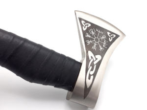 Hache de style viking avec manche en bois sculpté et lame en acier pour la survie, personnalisable ODM/OEM - Product Image 6