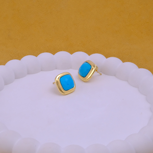 Boucles d'oreilles clous carrées en turquoise naturelle - Pierre précieuse bleue solitaire faite à la main - Bijoux en laiton plaqué or pour usage quotidien - Product Image 4
