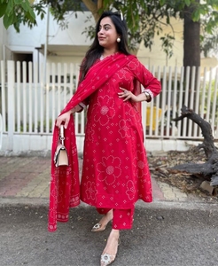 Kurta en viscose rayonne pour femme, imprimé, coupe droite, avec pantalon et dupatta - Product Image 3