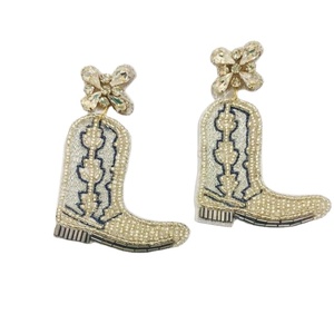 AP CURATED COUTURE Boucles d'oreilles pendantes personnalisées avec lettres en strass indiens et perles de verre, qualité supérieure, pour tenues décontractées et de soirée - Product Image 1