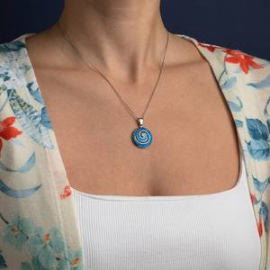 NIKHIL GEMS Élégant Pendentif Spirale Vintage en Opale Bleue, Argent Sterling 925, Charme Grec, Cadeau de Fiançailles, Certifié par un tiers - Product Image 1