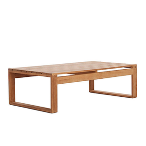 La table basse en teck massif de Block Island présente une table rectangulaire minimaliste avec un plateau à lattes et des pieds intégrés. - Product Image 3