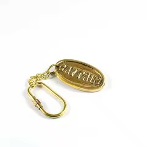 Porte-clés vintage en laiton, breloque métallique gravée, cadeau pour le quotidien - Product Image 1