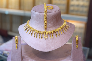 ชุดเครื่องประดับเจ้าสาวแบบดั้งเดิมชุบทองคำจาก MOLL JEWELLERS รุ่น 23155 ลายสามเหลี่ยม สร้อยคอแบบห้อย ดีไซน์ทันสมัยสำหรับงานแต่งงาน - Product Image 3