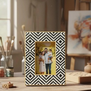 Cadre photo artisanal en nacre naturelle, décoration murale ou de table de qualité avec des caractéristiques vintage, cadre photo fait main - Product Image 1