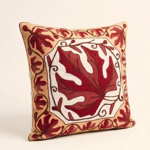 Housse de coussin brodée au point Crewel du Cachemire — Beige sable avec motif médaillon feuille de Chinar rouge cramoisi - Product Image 3