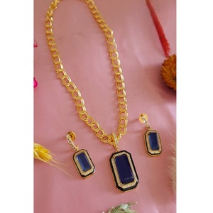Conjunto de colgante de cadena de diseño moderno y a la moda con piedras y perlas para mujeres, colección para fiestas de boda y uso diario para chicas. - Product Image 1