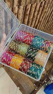 Pulseras de gelatina Tikki de calidad premium con 16 pulseras de estilo Kashmiri, perfectas para bodas y ocasiones festivas. - Product Image 1