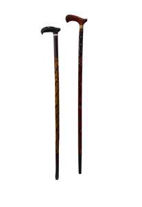 Bastón de Madera Tradicional con Mango Rojo y Patrón Decorativo, Bastón Duradero para Uso Doméstico - Product Image 2
