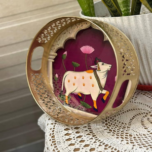 Pot blanc avec décorations de lotus artisanales sur pichwai métallique, couvercle élégant avec bouton en cristal, disponible à prix de gros. - Product Image 4