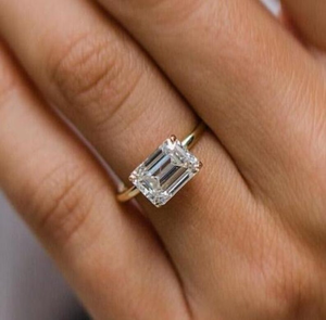 Bague Solitaire Quotidienne Émeraude Blanche Éblouissante en Or Massif, Bijou Unique pour Elle - Product Image 2