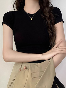 เสื้อครอปสไตล์ร่วมสมัยสำหรับผู้หญิง ทรงพอดีตัว ดีไซน์น้ำหนักเบา เหมาะสำหรับกิจกรรมประจำวัน งานสังสรรค์ และการพักผ่อน - Product Image 1