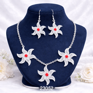 Último Modelo de MOLL JEWELLERS, Conjunto de Collar y Aretes con Incrustaciones Florales de Aleación de Zinc Chapado en Oro Indio de 24K, 0.3m, con Circonitas, para Mujer - Product Image 1