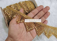Dentelle tressée Zig-Zag Premium Or avec pompons de perles vibrantes et franges de perles géantes pour la confection de Lehngas et de robes de luxe