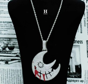Collar con Colgante de Luna Malvada de Moissanita Personalizado, con Micro Pavé de Diamantes VVS, Diseño de Cara de Luna de Dibujos Animados y Detalle Rojo, Estilo Hip Hop Streetwear J - Product Image 1