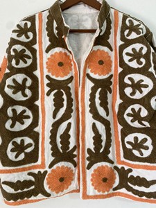 Chaqueta bordada Suzani de algodón azul hecha a mano con motivos en blanco y negro y flores negras, estilo bohemio chic para mujer. - Product Image 3