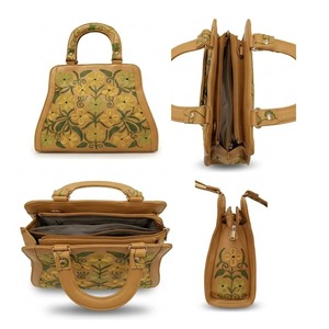 Bolso de mano con bordado Crewel de Cachemira — Cuero color canela con flora amarilla y verde - Product Image 4