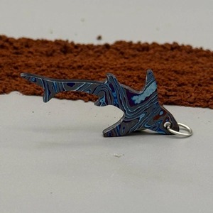 BA Enterprises Colgante de Pez Zircuti Hecho a Mano y Forjado, Collar de Acero de Damasco Exótico, Colores Efecto Aceite, Color Personalizado - Product Image 5