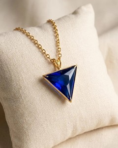 Collier pendentif triangle en quartz bleu plaqué or, bijou minimaliste en cristal, pierre énergétique de guérison, cadeau pour femme - Product Image 5