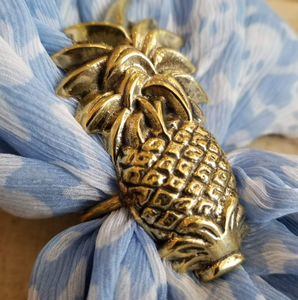 Échantillon d'anneau de serviette en laiton au design classique, motif ananas, finition laiton doré, disponible pour la décoration de table de restaurant - Product Image 1