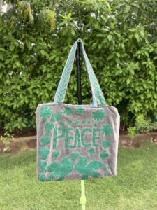 Bolso de terciopelo bordado con motivos de pájaros y corazones, estilo bohemio, para compras en todas las estaciones. - Product Image 1