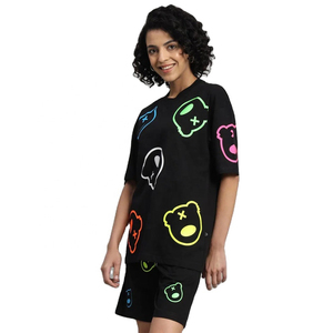 Ensemble deux pièces imprimé dessin animé noir pour femme – T-shirt oversize personnalisé et short, idéal pour les loisirs ludiques et le style urbain jeune - Product Image 1