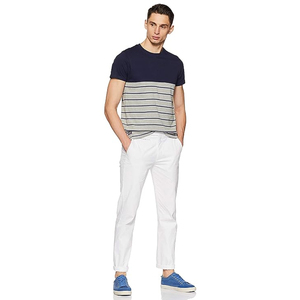 T-shirt rayé à manches courtes pour homme, col rond, coupe ajustée, en coton tricoté, décontracté, pantalon blanc, baskets bleues - Product Image 1