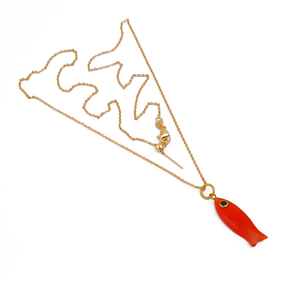 Collier tendance avec pendentif poisson en cornaline sculpté à la main, chaîne à maillons en laiton plaqué or, cadeau de fête - Product Image 3