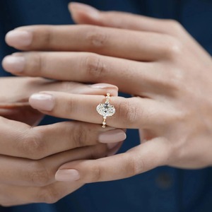 Anillo de Compromiso con Halo Oculto de Diamante Cultivado en Laboratorio con Corte Ovalado en Oro Amarillo de 14K con Certificado IGI para Mujer - Product Image 5