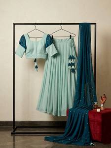 Le lehenga en soie tissée offre une brillance métallique éclatante qui capte la lumière avec beauté, tout comme le dupatta en soie Rangoli bleu sarcelle profond. - Product Image 4
