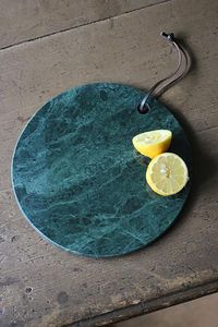 Tabla de cortar de mármol natural diseñada para cocinas profesionales, cocina casera y presentación elegante de alimentos. - Product Image 4