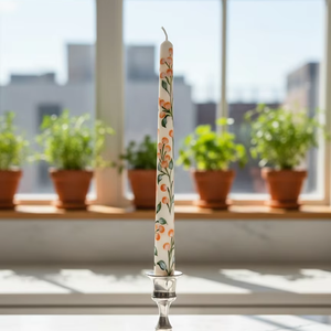 Esta elegante vela cónica pintada a mano está diseñada para añadir calidez y sofisticación a cualquier espacio. - Product Image 3